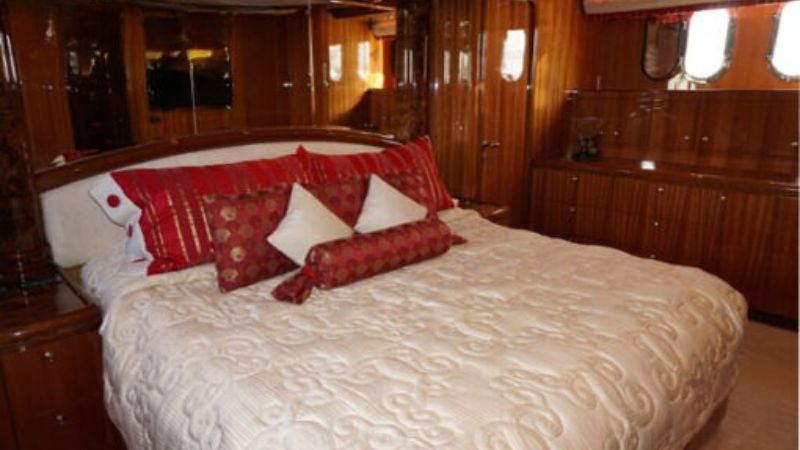 luxurious-yacht-charter-for-cruising-and-fishing-(7)
