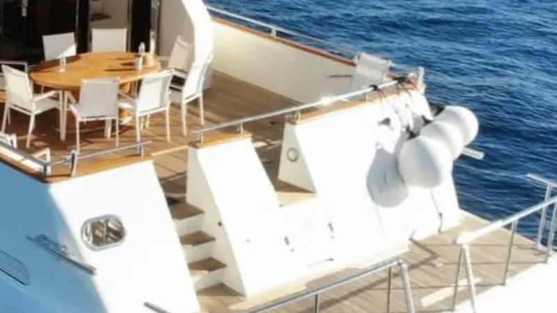 luxury-yacht-charter-antago-98-ft-(11)