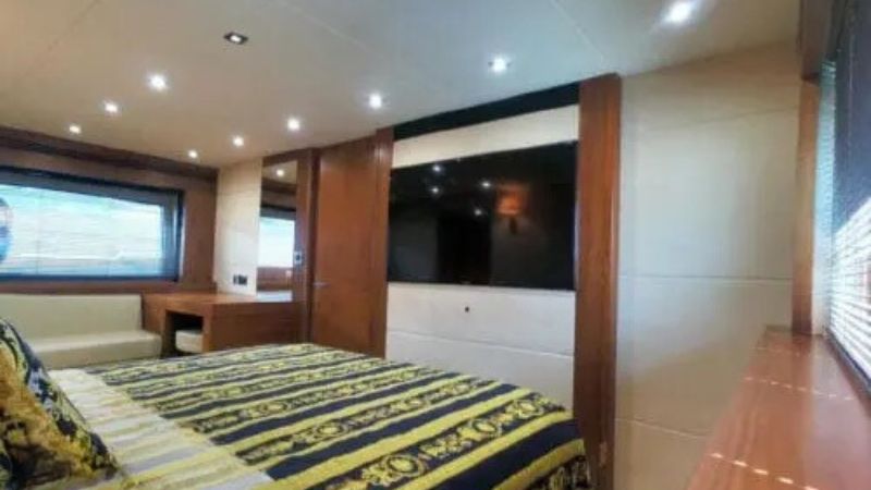 luxury-yacht-rental-sunseeker-80-ft-(2)