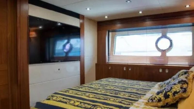 luxury-yacht-rental-sunseeker-80-ft-(8)