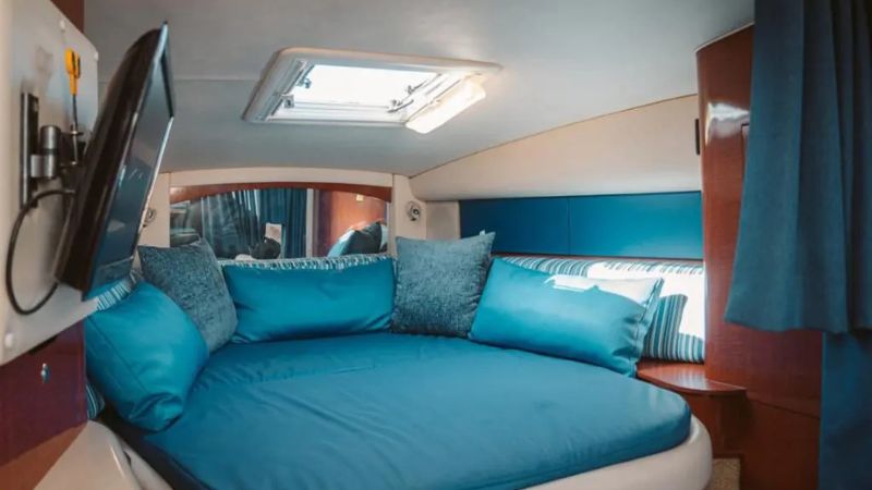 sundancer-32ft-yacht-charter-(13)